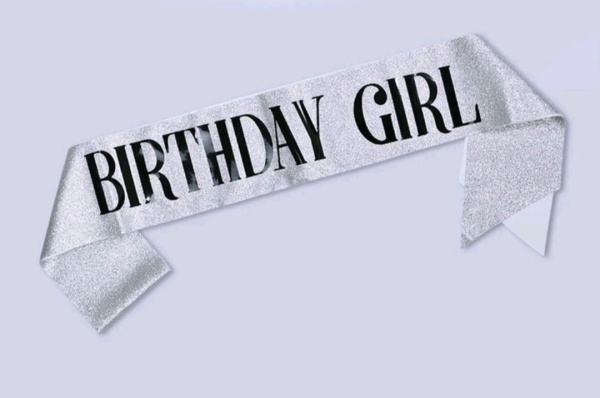 juosta karuna 1 Sidabrinės spalvos gimtadienio karūna ir/arba juosta "Birthday girl"
