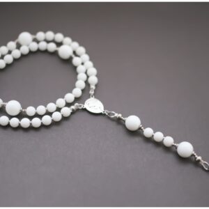 Rožančius iš balto onikso akmens